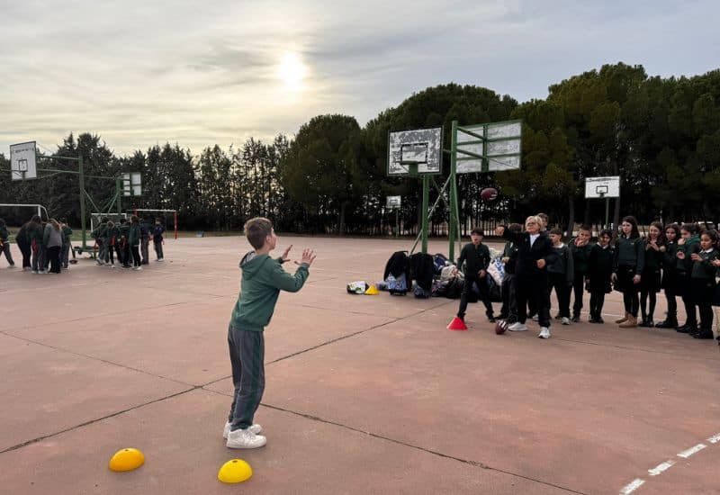 Alumnos realizando actividades deportivas y de educación física en las pistas exteriores del Colegio San Gabriel en Zuera.