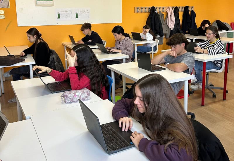 Estudiantes trabajando de forma autónoma con ordenadores portátiles durante la preparación del Bachillerato en el Colegio San Gabriel.