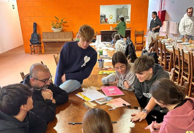 Estudiantes de Bachillerato en una sesión de orientación y trabajo en grupo con profesores en el Colegio San Gabriel.